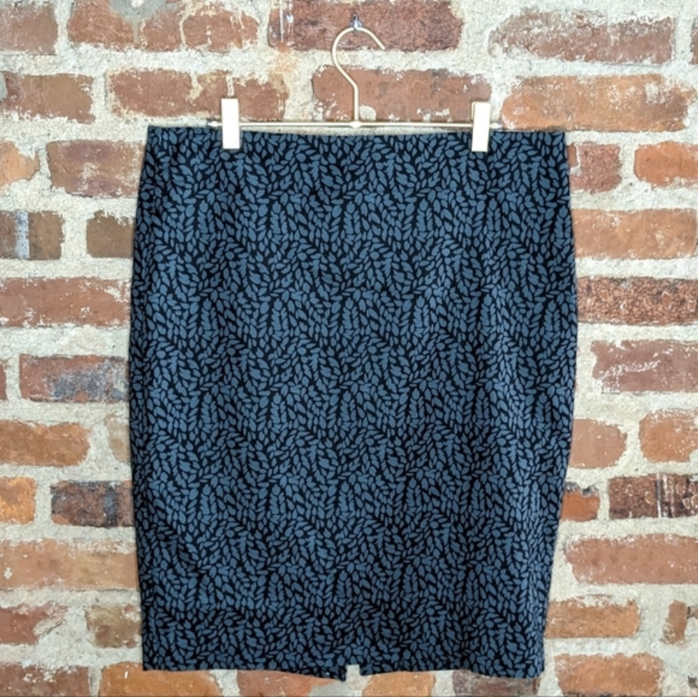 Loft‎ Size 12 Black & Gray Leaf Patterned Pencil Skirt